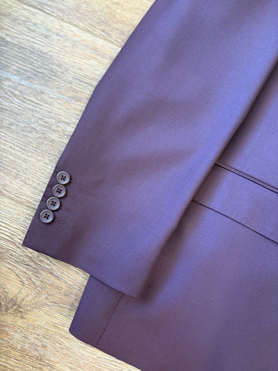 Close-up of a MaxDavoli Burgundy Wool Suit MD2800 jacket sleeve in a modern fit, featuring four buttons at the cuff.