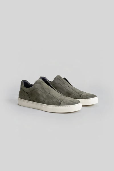 The Robert Barakett Catro Suede Sneaker by Robert Barakett is shown in olive green Italian suede with cushioned insoles and white rubber soles, displayed on a light gray background.