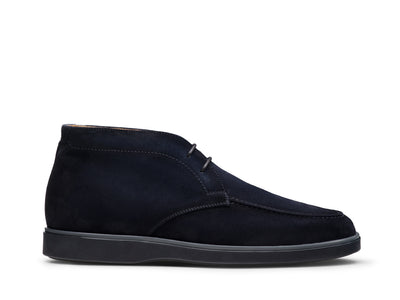 Side view of the Magnanni Lello Suede Chukka Boot, a men’s navy suede chukka boot by Magnanni, featuring black laces and a thick black rubber sole, set against a white background.