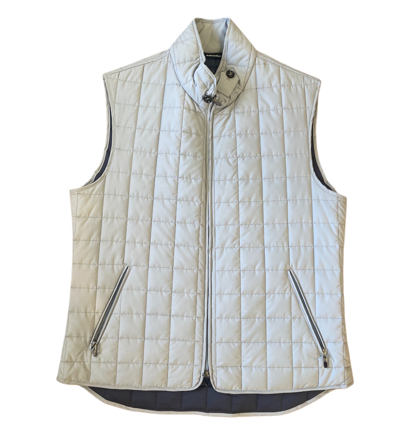 The St. Croix Quilted Vest 7051 is a light-colored, sleeveless vest with a front zipper, two zippered side pockets, and a stand-up collar. This windproof vest offers men’s classic fit for timeless style by St. Croix.