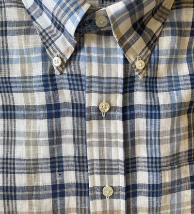 Close-up of the Tailor & Mason Tailor&Mason Big & Tall Check Shirt T55-108, a relaxed fit button-down linen shirt with a blue, gray, and white plaid pattern and white buttons.